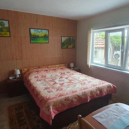 Стая За Гости "Ирина" Balchik Exterior foto