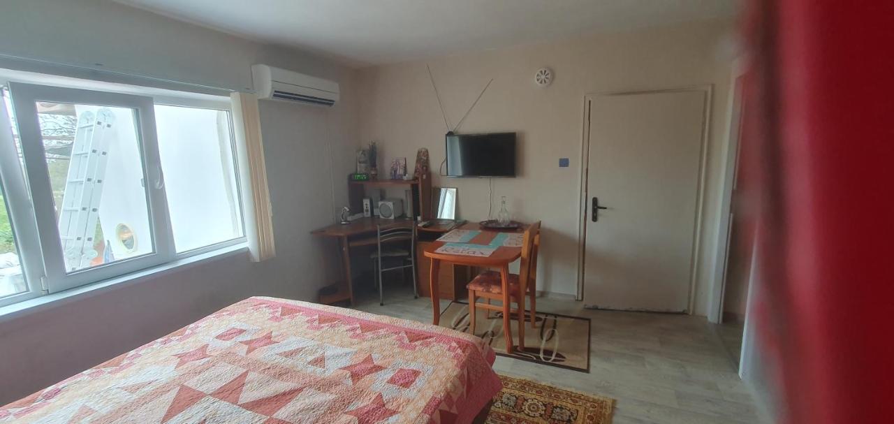 Стая За Гости "Ирина" Balchik Exterior foto